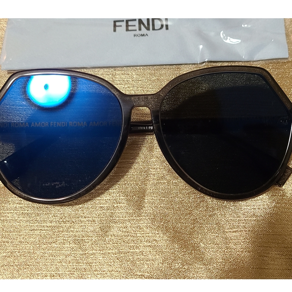 ‼️ON SALE ‼️Authentic Fendi Amor Letters Sunglasses - Picture 8 of 9